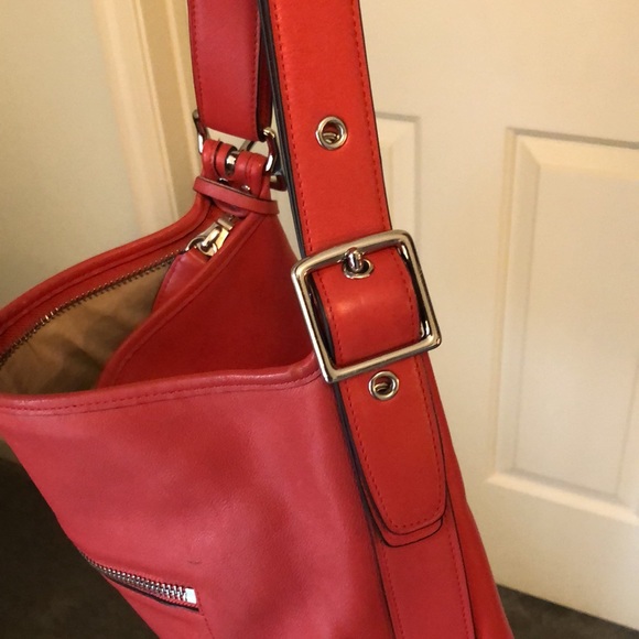Get ready for spring with a beautiful coral handbag !! Coach Hobo bag - Picture 6 of 9